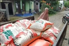 Datangi Rumah Kades,...