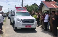 Mobil Tabrak Tiang Listrik,...