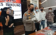 Wanita Cantik Bertato...