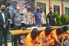 Polisi Ringkus Empat...