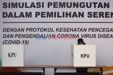 Lewat Parpol Tak Berhasil,...