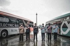 Luncurkan 30 Bus Listrik...