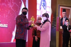 Mendikbudristek Raih...