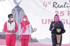 Bupati Winarti Salurkan...