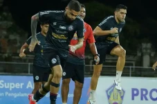 Arema FC Lempar Handuk...