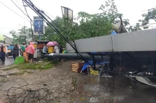 Hujan Angin Robohkan...