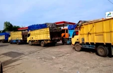 Antrean Panjang Solar...