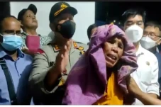 Tuntut Upah Dibayar,...
