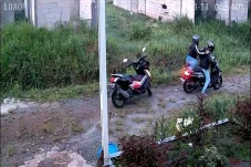 Penampakan Pencuri Tinggalkan...