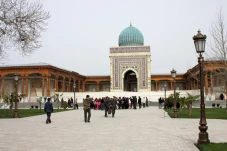 Sukarno Menemukan Makam...