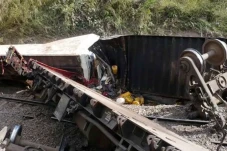 Kereta Barang Tergelincir,...