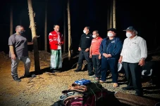 Pakai Sarung dan Jaket...