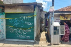 Pegawai Toko Obat Bersimbah...