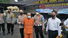 Tak Puas dengan Ibunya,...