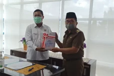Wali Kota Palopo Serahkan...