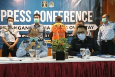 Turun dari Pesawat di...