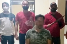 Ancam Warga dengan Pisau,...