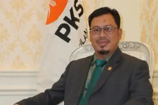 Ketimbang Logo Halal,...