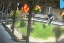 Penampakan Wanita Bakar...