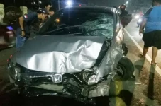 Mobil Seruduk Gerobak...