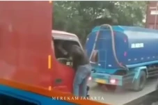Beraksi di Jalan Macet,...