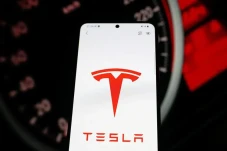 Tesla Pecat Karyawan...