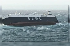 Kapal Kargo UEA Karam...