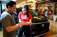 Lewat Program EZ Deal,...