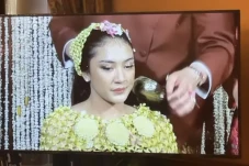 Putri Tanjung Gelar...