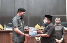 Penyerahan LKPj, Bupati...