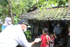 Menko PMK Sambangi Desa...
