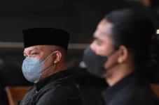 2 Polisi Penembak 6...