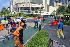 Selama Akhir Pekan,...