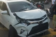 Tabrakan Mobil dengan...