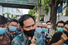 Pledoi Berjudul Topi...