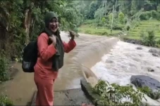 Kisah Bidan Cantik di...