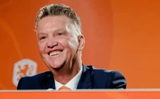 Louis van Gaal Lempar...