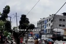 Kabel Menjuntai ke Jalan...