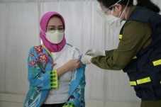 Gunakan Vaksin Kadaluwarsa,...
