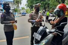 Pengendara Motor di...