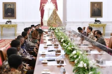 Jokowi Kumpulkan 12...