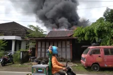3 Rumah dan Sebuah Toko...