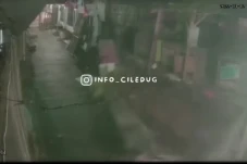 Tembok SD Roboh Akibat...