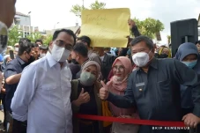 Warga Datang dari Jauh...