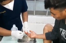 Polisi Dikeroyok Keluarga...