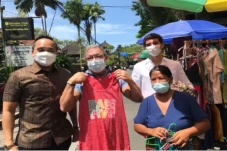 Jalan-Jalan Usai Sidang,...