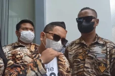 Saling Cabut Laporan,...