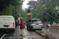 Kecelakaan Tunggal,...