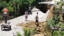 Tanah Ambles di Desa...