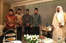 Menteri Saudi Bertemu...